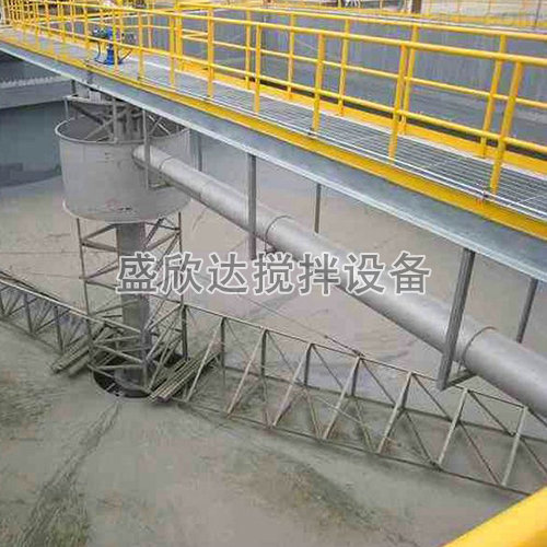 刮泥机的结构围绕 “稳定刮集 + 排泥” 设计，不同类型结构略有差异，但核心组件相通